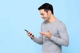 תמונה המייצגת קבוצה סלולרית עם חברי הקבוצה חוסכים כסף